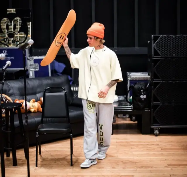 Justin Bieber outfit in Kanye West Merch, Nike, and Dior, 2020