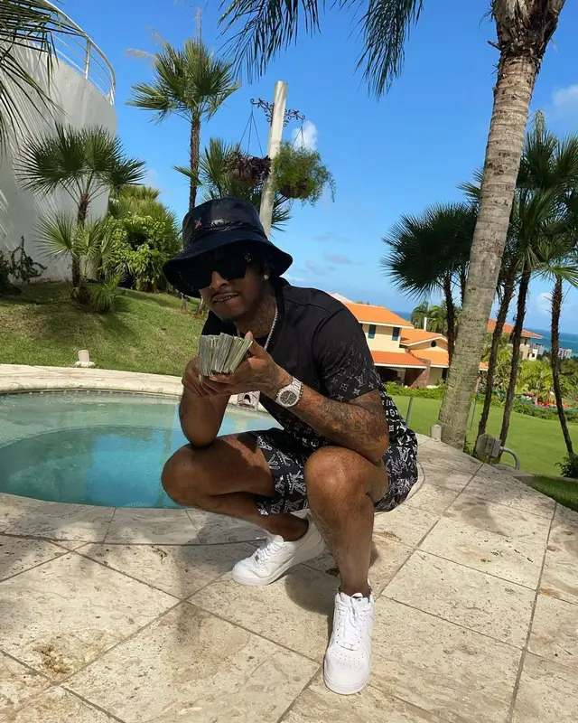 21 Savage outfit in Nike and Louis Vuitton, 2020