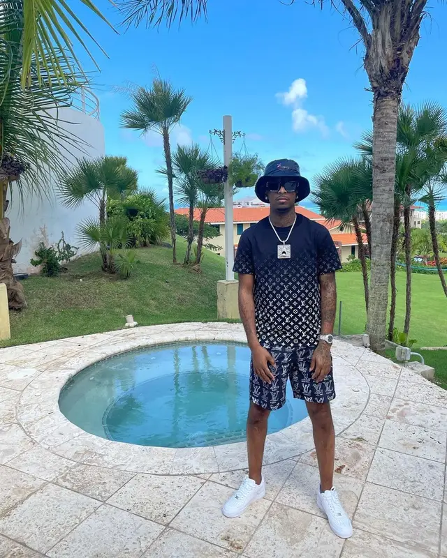 21 Savage outfit in Nike and Louis Vuitton, 2020