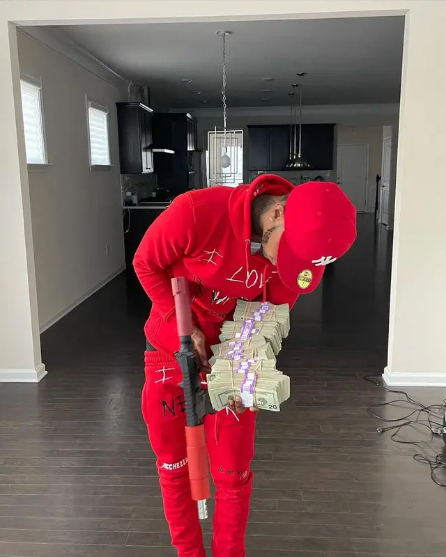 Toosii outfit in Ricchezza Forever and New Era, 2020