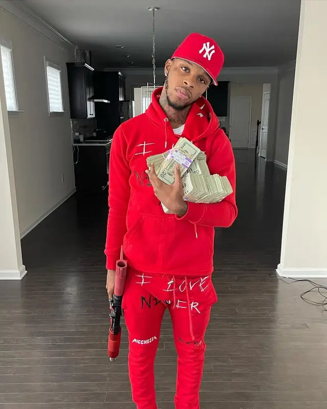 Toosii outfit in Ricchezza Forever and New Era, 2020