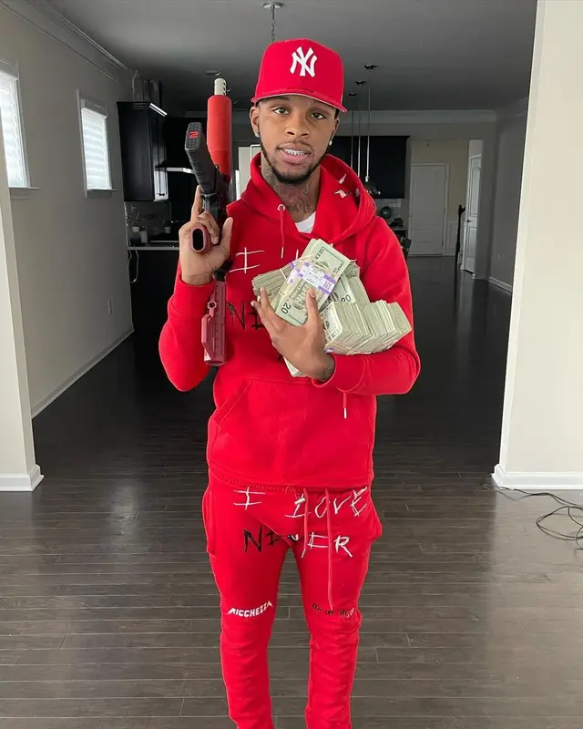Toosii outfit in Ricchezza Forever and New Era, 2020