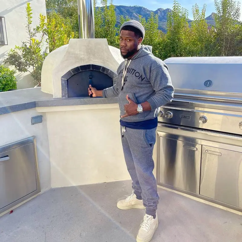 Kevin Hart outfit in Louis Vuitton, Nike, and Stussy, 2021