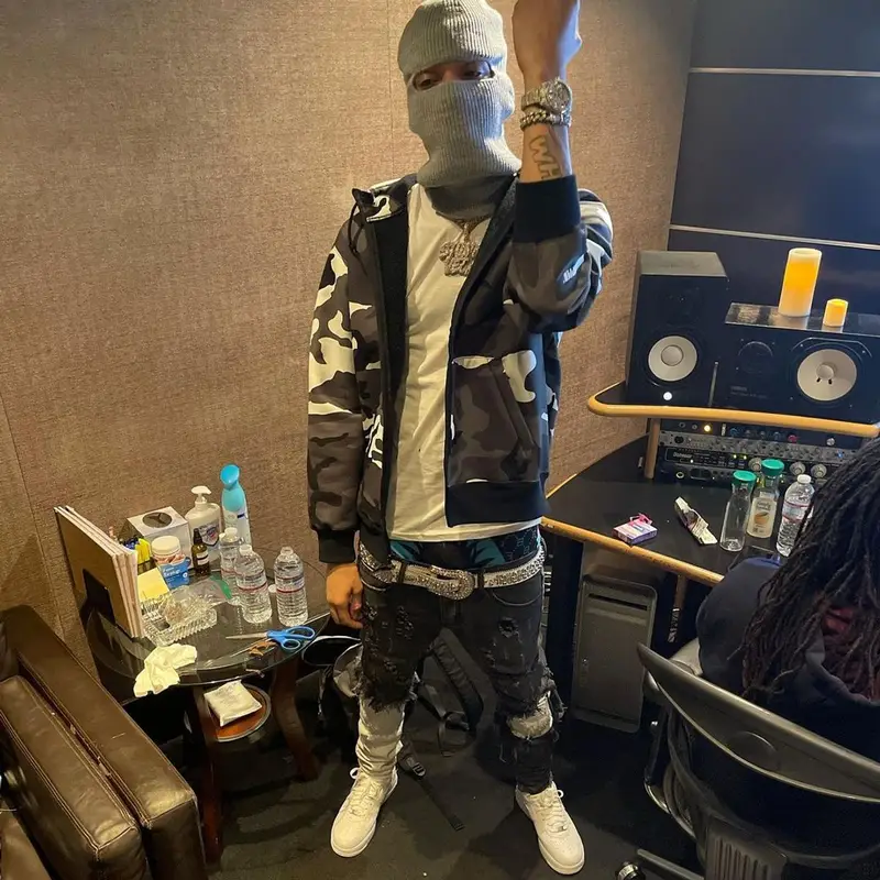 Stunna 4 Vegas outfit in B.B. Simon, Supreme, and New Era, 2021