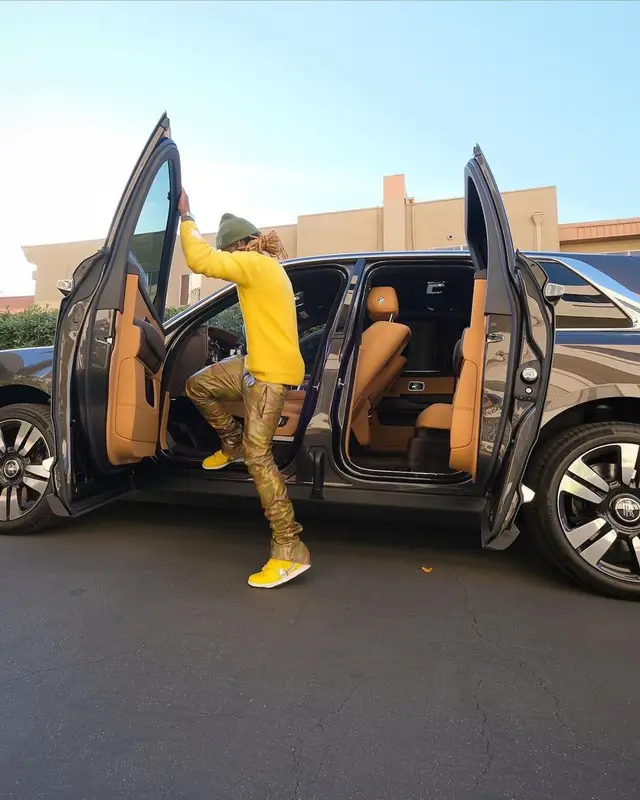 Offset outfit in Nike and Supreme, 2021
