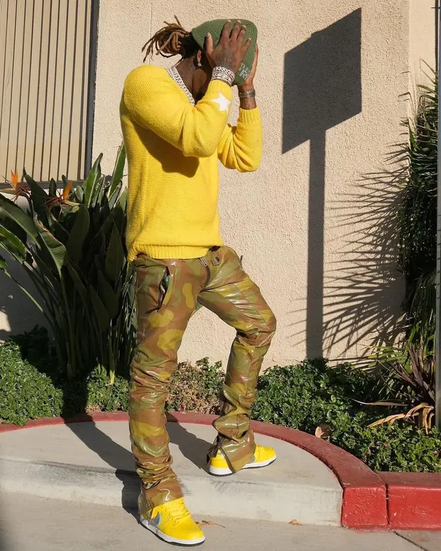 Offset outfit in Nike and Supreme, 2021