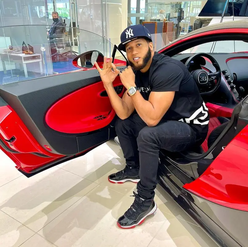 El Alfa El Jefe outfit in Versace, Amiri, and New Era, 2021