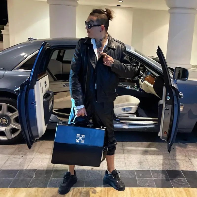 Morgenshtern outfit in Dsquared2, Off-White, and Gucci, 2021