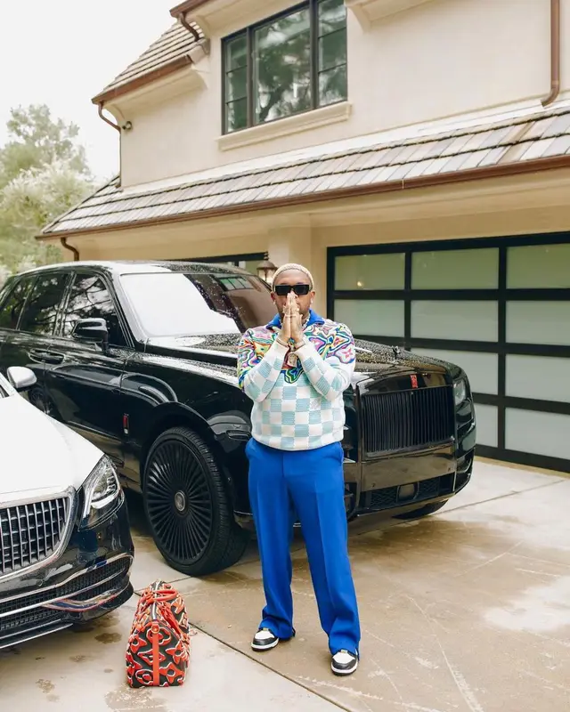 Mustard outfit in Supreme, Louis Vuitton, and Nike, 2021