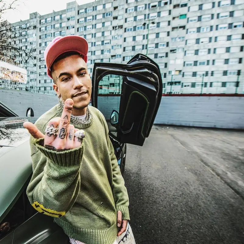 Sfera Ebbasta outfit in Kapital and LaRopa, 2021