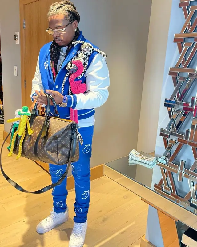 Gunna outfit in Nike, Cartier, and Louis Vuitton, 2021