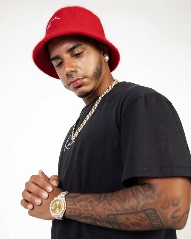 CJ outfit in Nike and Karl Kani, 2020