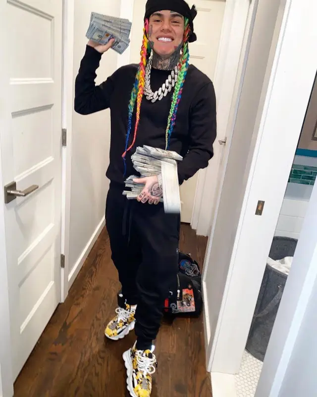6ix9ine outfit in G-Star RAW, Versace, and Gucci, 2020