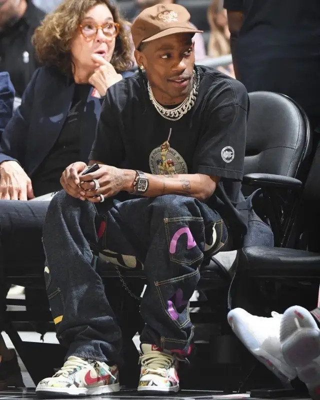 Travis Scott outfit in Vintage, Evisu, and Travis Scott Merch, 2020