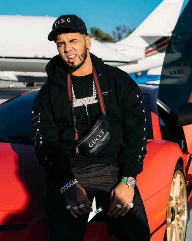 Anuel AA outfit in Off-White and Gucci, 2020
