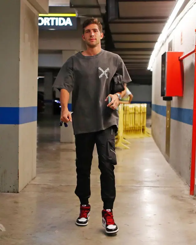 Sergi Roberto outfit in Represent and Nike, 2020