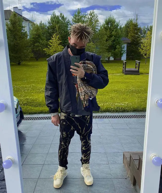 Элджей outfit in Travis Scott Merch, Burberry, and Audemars Piguet, 2020