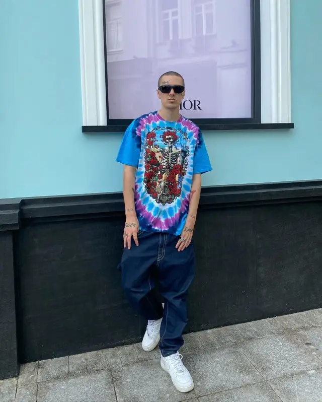 Face outfit in Liquid Blue, Prada, and Levi’s, 2020