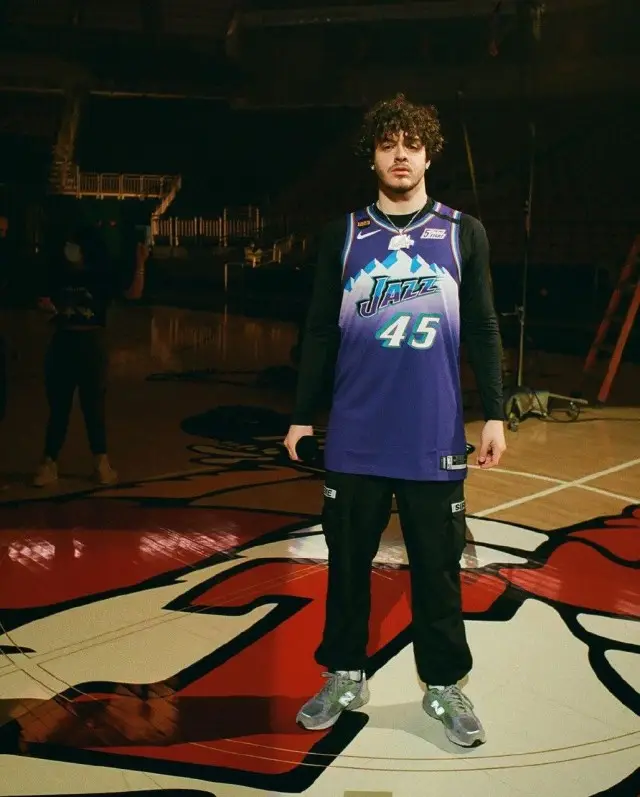 Jack Harlow outfit in Nike, Supreme, and New Balance, 2020
