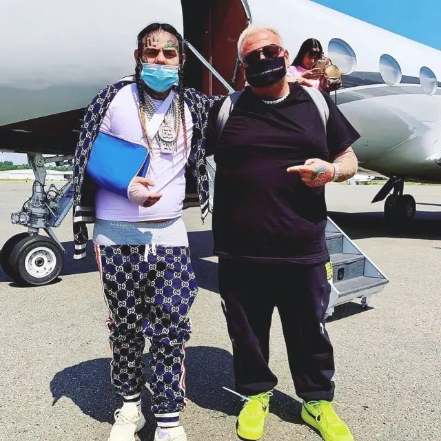 6ix9ine outfit in Gucci, Hanes, and Nike, 2020