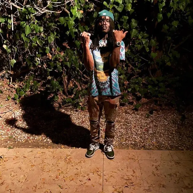 Chief Keef outfit in Vintage, Amiri, and New Era, 2020