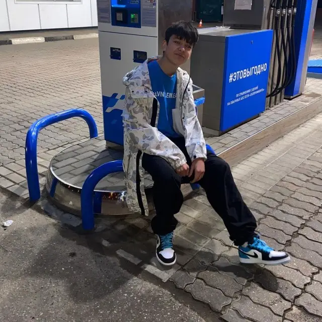 Молодой Платон outfit in Bape, Calvin Klein, and Zara, 2020