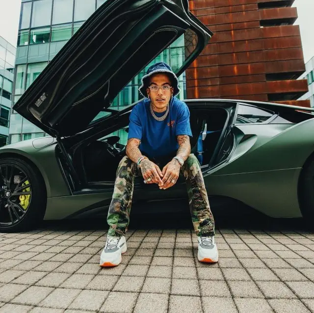 Sfera Ebbasta outfit in Gallery Dept., Cartier, and Tommy Jeans, 2020