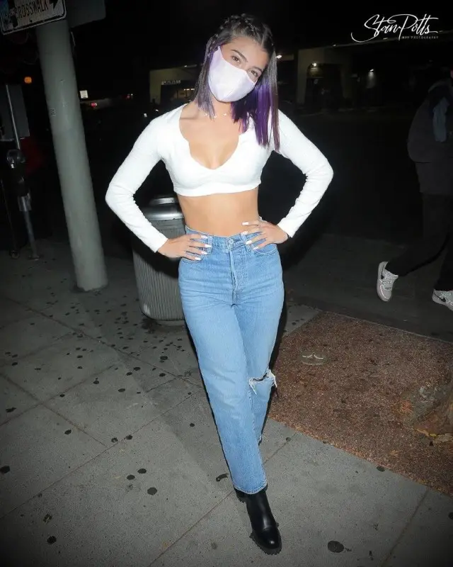 Charli D'Amelio outfit in Levi’s, Stuart Weitzman, and Princess Polly, 2020