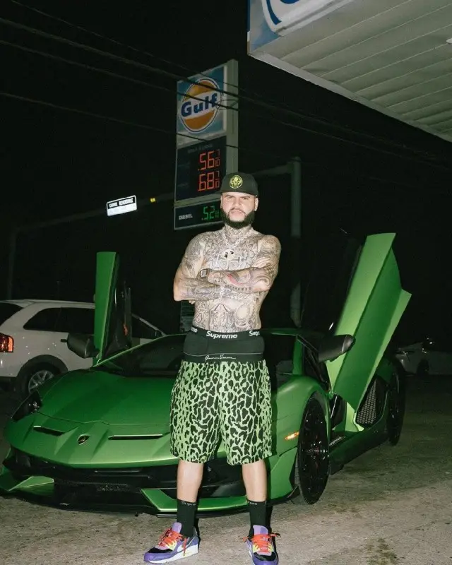 Farruko outfit in Versace, Supreme, and Hanes, 2020