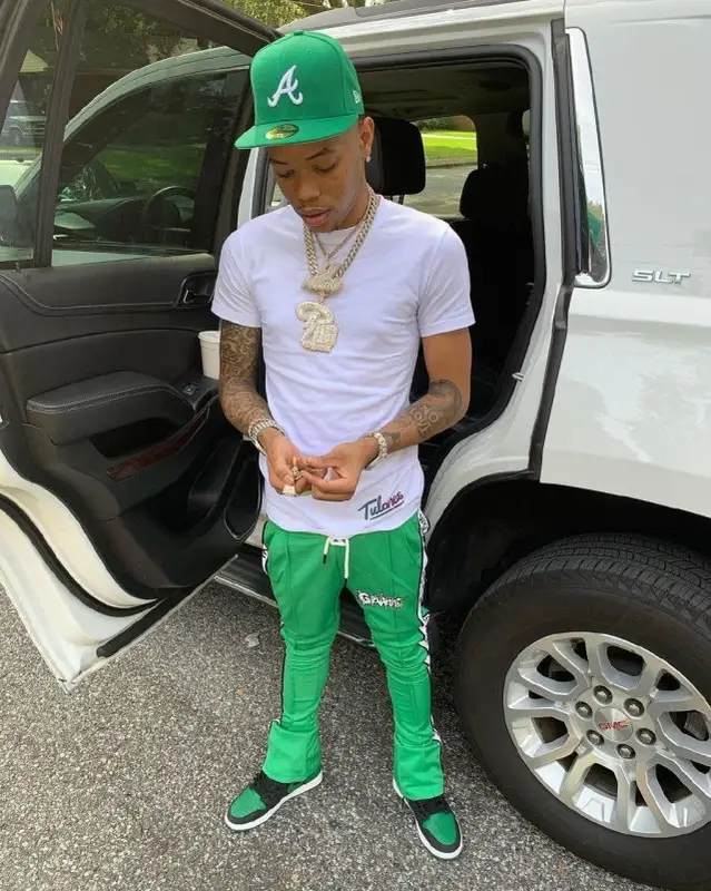 Lil Migo outfit in Tulones, Jordan, and New Era, 2020