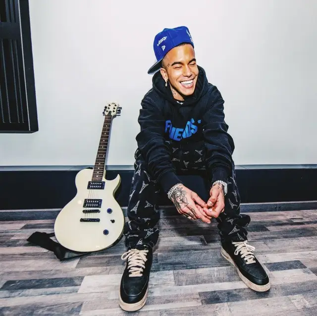 Sfera Ebbasta outfit in Vlone, Awake NY, and New Era, 2020