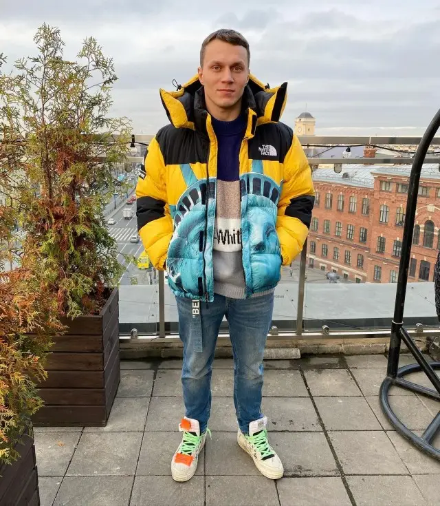 Артем Тарасов outfit in Supreme, Off-White, and The North Face, 2020