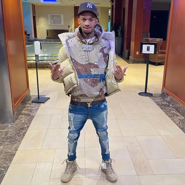 Stunna 4 Vegas outfit in Supreme, Louis Vuitton, and New Era, 2020