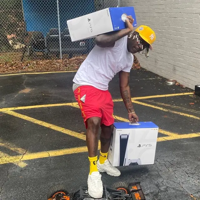 Lil Yachty outfit in Sicko, New Era, and PlayStation, 2020