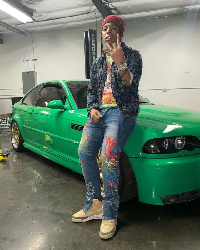 Lil Gotit outfit in Supreme, Off-White, and Levi’s, 2020