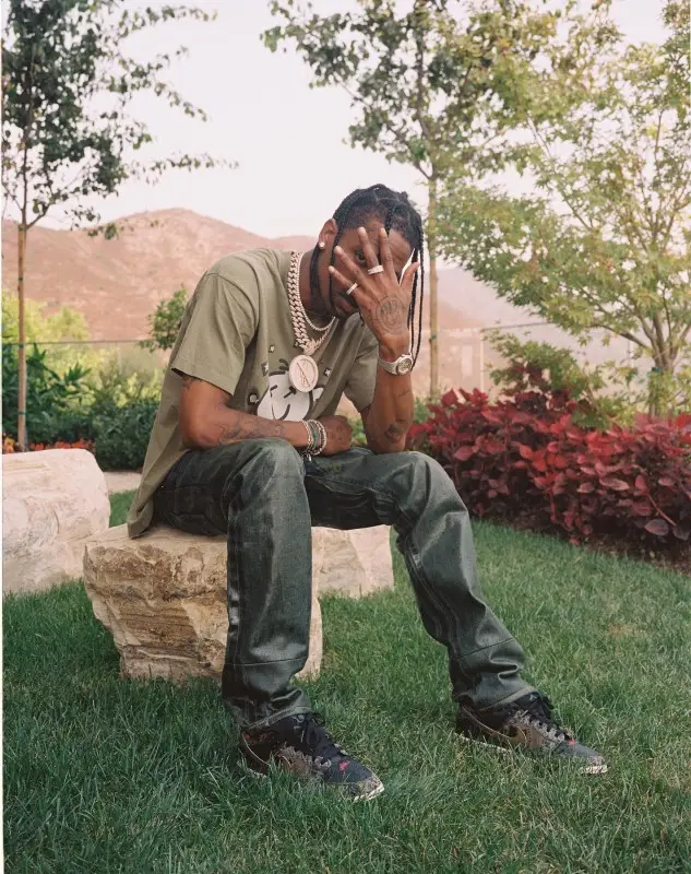 Travis Scott outfit in Vintage, Dior, and Nike, 2020