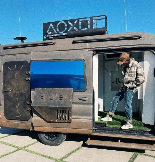 Travis Scott outfit in Isabel Marant, Levi’s, and Space Village, 2020