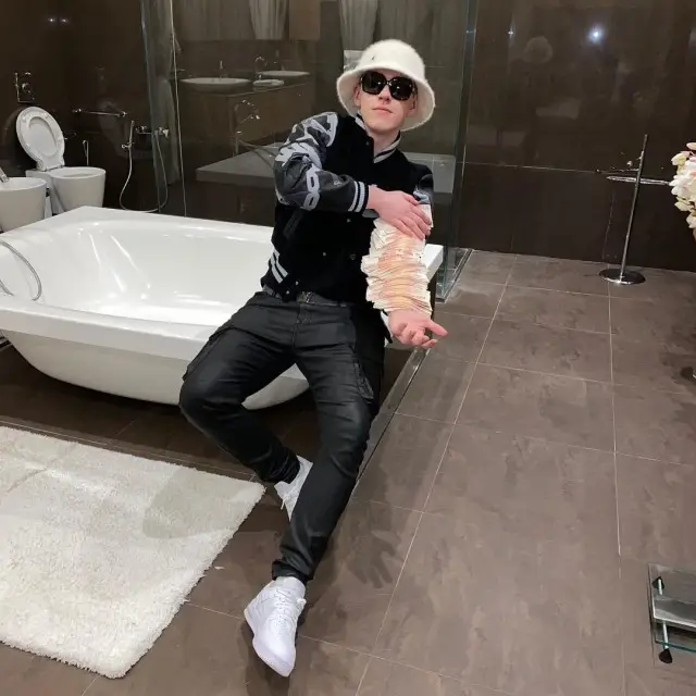 Big Baby Tape outfit in Louis Vuitton, Gucci, and Kangol, 2020