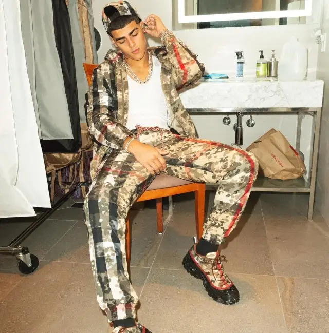Lunay outfit in Burberry, 2020