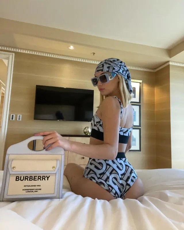 Sarah Snyder outfit in Burberry, 2020