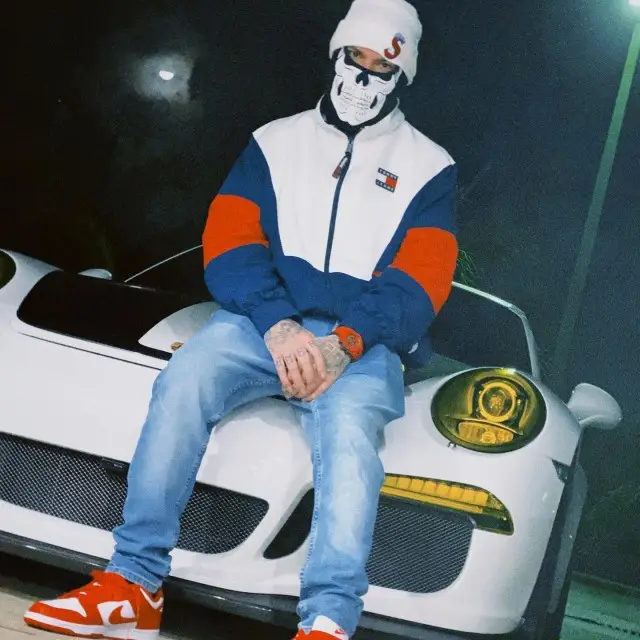 Farruko outfit in Tommy Hilfiger, Supreme, and New Era, 2020