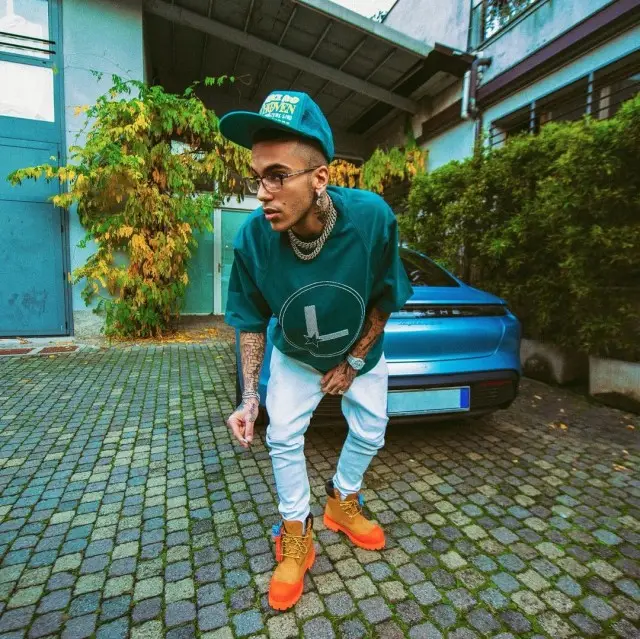 Sfera Ebbasta outfit in Timberland and Kapital, 2020