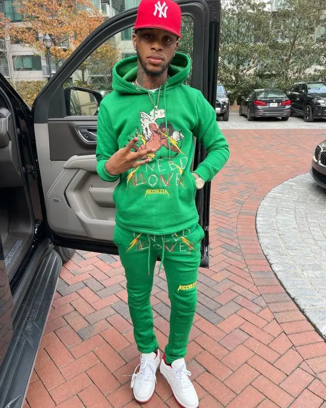 Toosii outfit in Ricchezza Forever, Off-White, and New Era, 2020