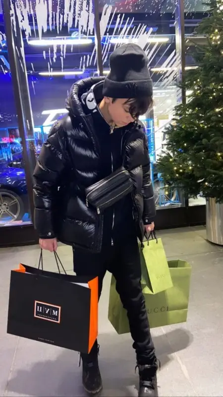 Молодой Платон outfit in Moncler, Bape, and New Era, 2020