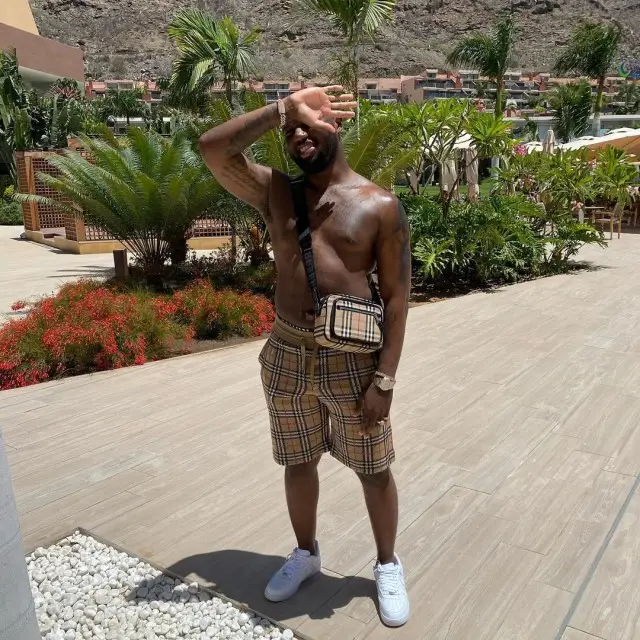 Headie One outfit in Nike and Burberry, 2020