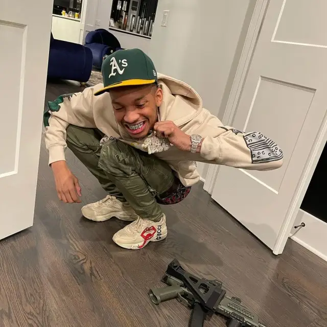 Stunna 4 Vegas outfit in Homme + Femme, Louis Vuitton, and New Era, 2020