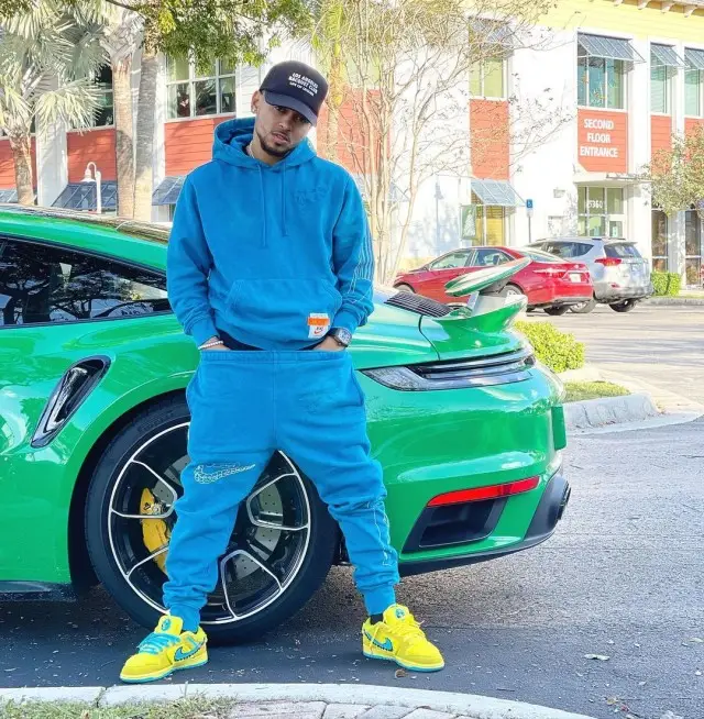Ozuna outfit in Nike and Urban Outfitters, 2020