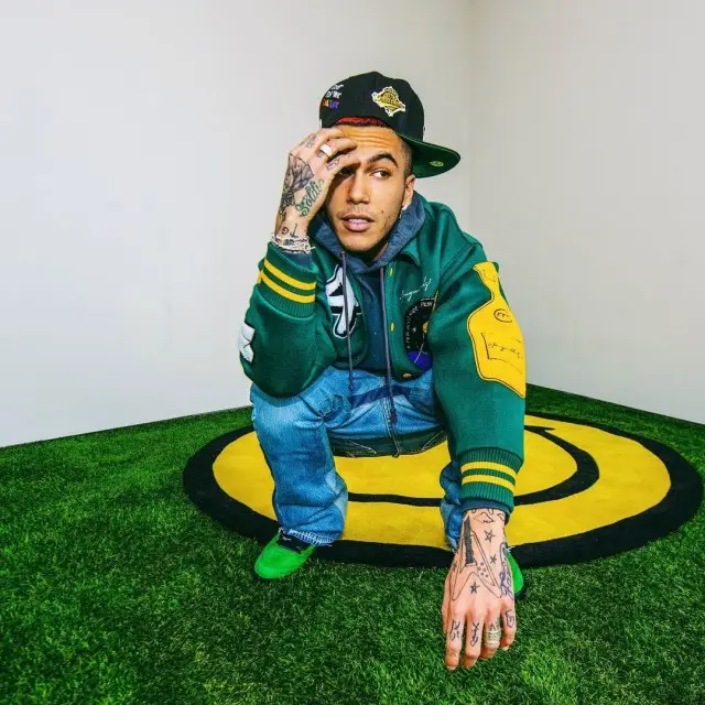 Sfera Ebbasta outfit in Doncare, New Era, and Offset Merch, 2020